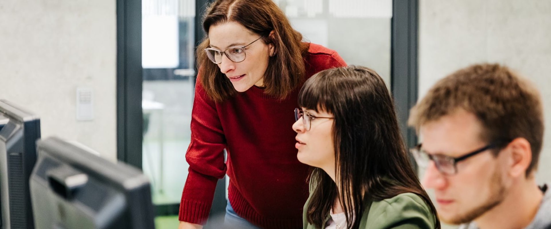 Qualified Teachers vs. Subject Specialists: Choosing the Right Medicine Tutor in the UK